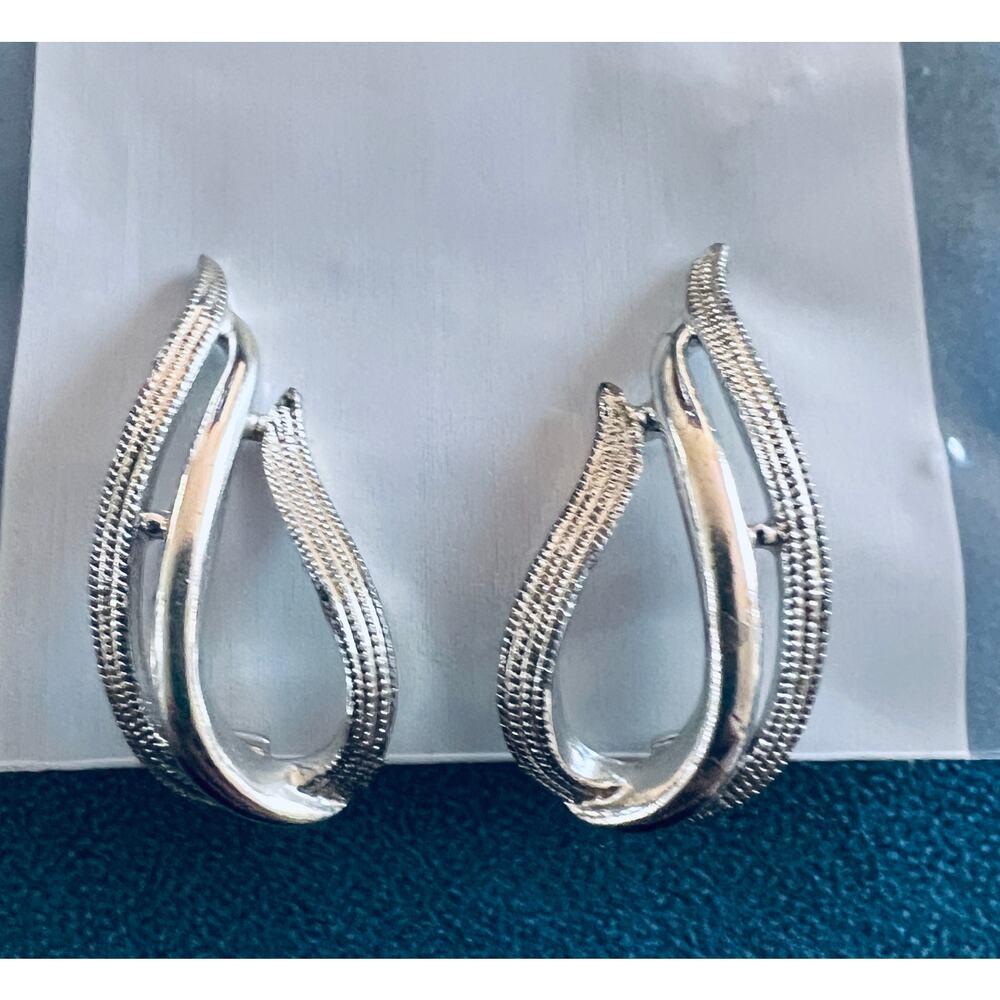 Vintage Sarah Coventry Clip-On Earrings Silver Tone Textured Teardrop Design